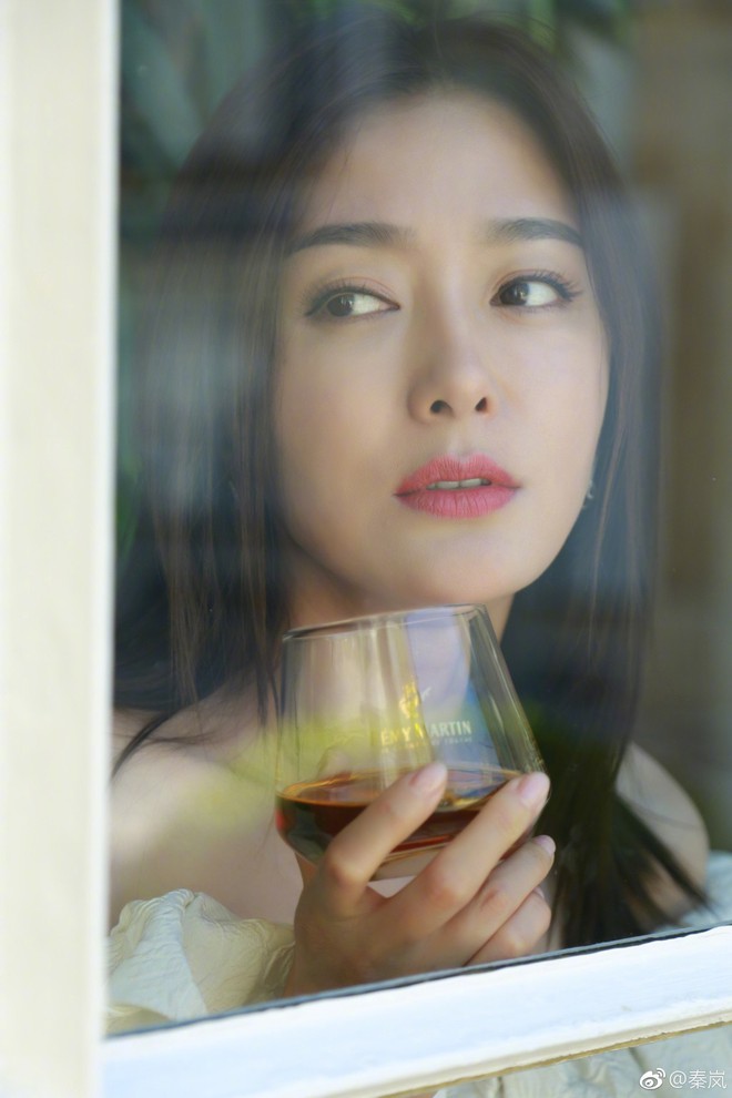 Nhan sắc l&atilde;o ho&aacute; ngược của Ph&uacute; S&aacute;t Ho&agrave;ng hậu Tần Lam: Trẻ trung như thiếu nữ d&ugrave; đ&atilde; U40 - Ảnh 7.