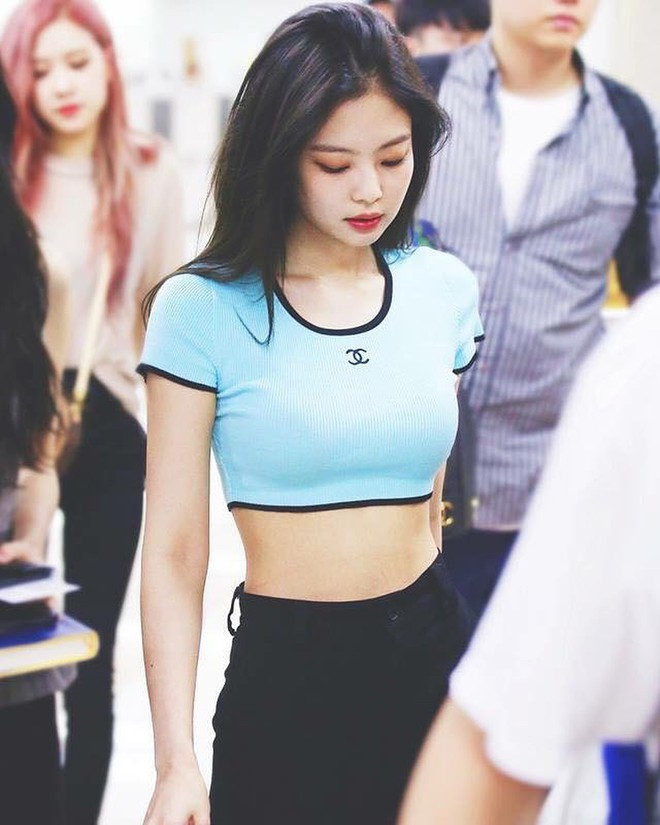 Nhìn Jennie Kim sành điệu ngút trời, chẳng ai ngờ rằng chiếc áo cô diện là đồ cổ đã hơn 20 năm tuổi - Ảnh 5.