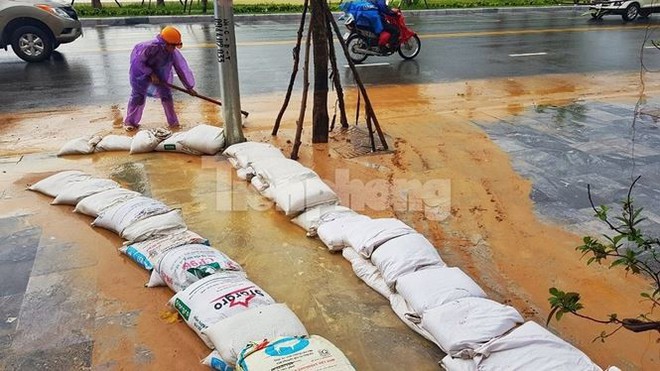 Vịnh Hạ Long đổi m&agrave;u sau mưa lớn - Ảnh 1.