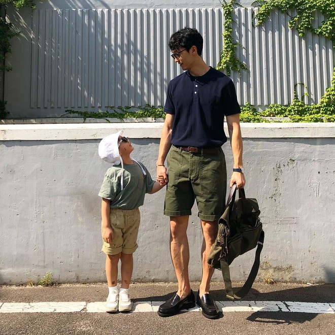 C&oacute; ai như bố con nh&agrave; n&agrave;y, diện đồ đ&ocirc;i vừa ngầu vừa dễ thương hết phần người kh&aacute;c - Ảnh 12.