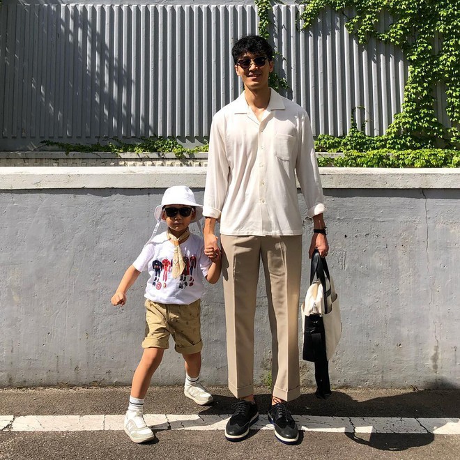 C&oacute; ai như bố con nh&agrave; n&agrave;y, diện đồ đ&ocirc;i vừa ngầu vừa dễ thương hết phần người kh&aacute;c - Ảnh 14.