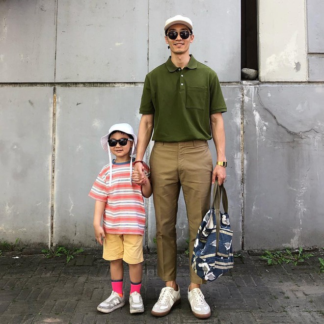C&oacute; ai như bố con nh&agrave; n&agrave;y, diện đồ đ&ocirc;i vừa ngầu vừa dễ thương hết phần người kh&aacute;c - Ảnh 16.