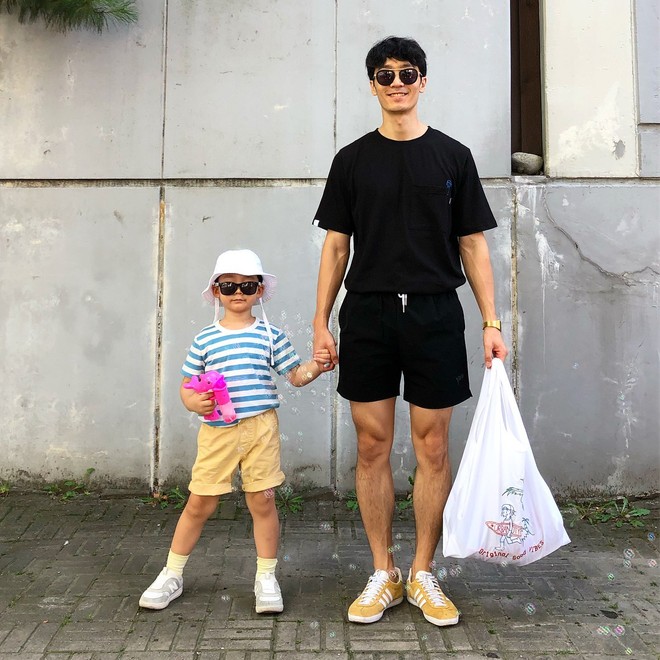 C&oacute; ai như bố con nh&agrave; n&agrave;y, diện đồ đ&ocirc;i vừa ngầu vừa dễ thương hết phần người kh&aacute;c - Ảnh 3.