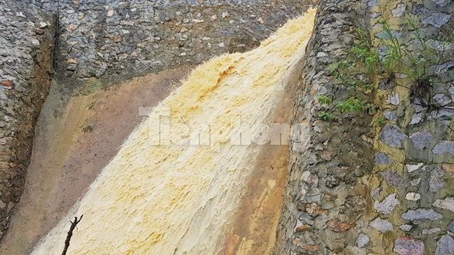 Vịnh Hạ Long đổi m&agrave;u sau mưa lớn - Ảnh 4.