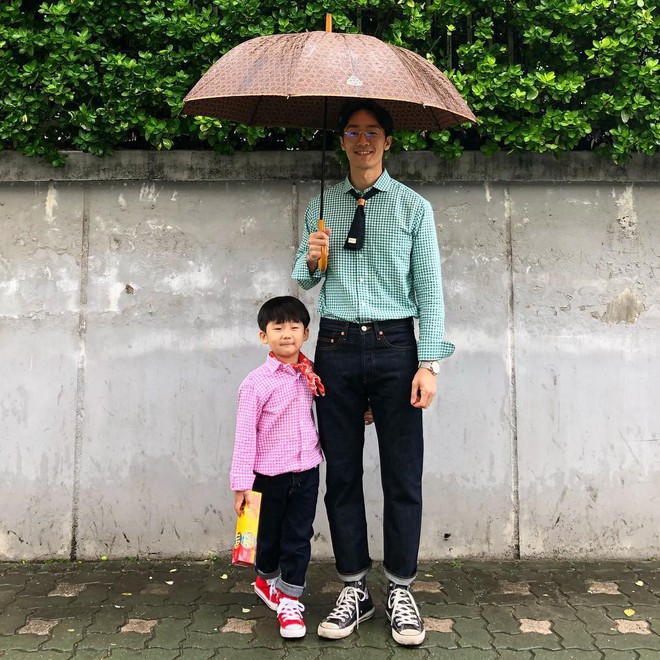 C&oacute; ai như bố con nh&agrave; n&agrave;y, diện đồ đ&ocirc;i vừa ngầu vừa dễ thương hết phần người kh&aacute;c - Ảnh 5.