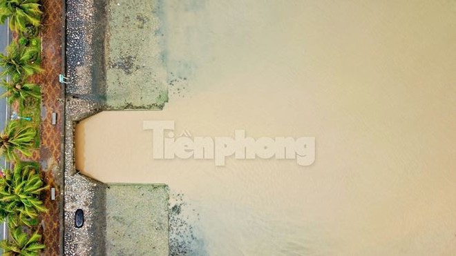 Vịnh Hạ Long đổi m&agrave;u sau mưa lớn - Ảnh 7.
