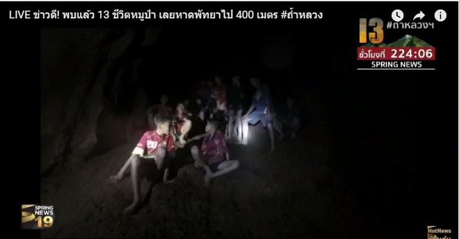 Những h&igrave;nh ảnh mới nhất về đội b&oacute;ng Th&aacute;i Lan mất t&iacute;ch trong hang động tr&ecirc;n s&oacute;ng truyền h&igrave;nh - Ảnh 4.