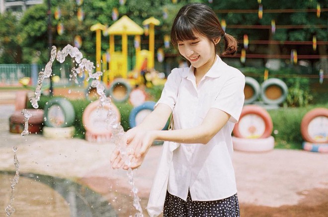 C&ocirc; bạn với nhan sắc đ&uacute;ng chuẩn c&ocirc; g&aacute;i nh&agrave; b&ecirc;n, chụp ảnh ở khu vui chơi th&ocirc;i m&agrave; cũng xinh đ&aacute;o để - Ảnh 1.