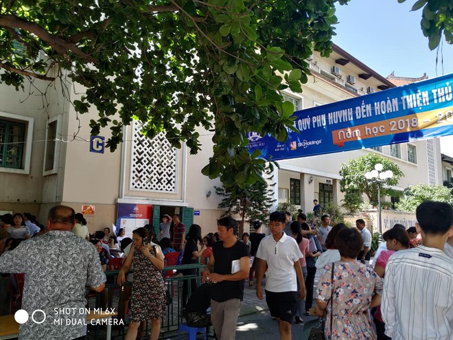 Trường Tạ Quang Bửu giải thích màn tăng điểm chuẩn như chơi chứng khoán là do phụ huynh chen chân nhau đến làm thủ tục - Ảnh 2.