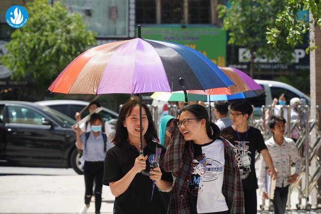 Đáng yêu như sinh viên Kiến trúc: Tiếp sức mùa thi bằng loạt ô bảy sắc cầu vồng để đưa đón thí sinh dưới cái nắng 40 độ - Ảnh 7.