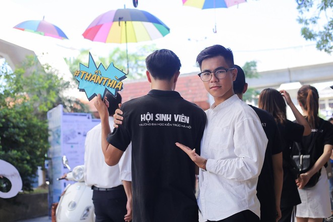 Đáng yêu như sinh viên Kiến trúc: Tiếp sức mùa thi bằng loạt ô bảy sắc cầu vồng để đưa đón thí sinh dưới cái nắng 40 độ - Ảnh 5.