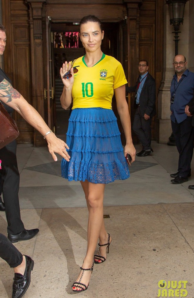 Mừng Brazil vừa chiến thắng tại World Cup, si&ecirc;u mẫu Adriana Lima mặc lu&ocirc;n &aacute;o của đội tuyển để đến fashion week - Ảnh 1.