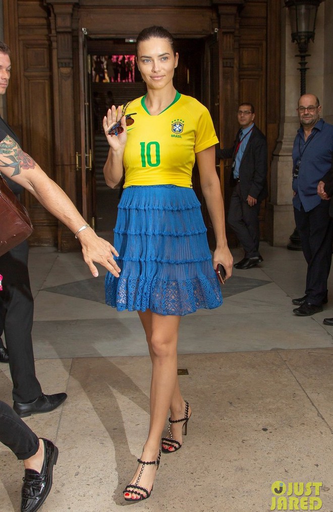 Mừng Brazil vừa chiến thắng tại World Cup, siêu mẫu Adriana Lima mặc luôn áo của đội tuyển để đến fashion week - Ảnh 1.