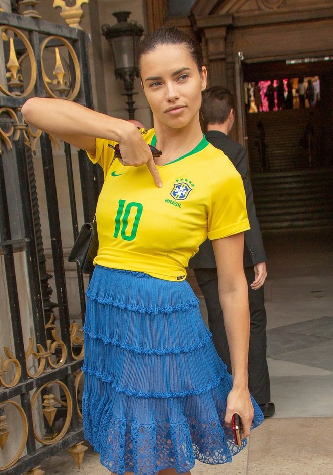 Mừng Brazil vừa chiến thắng tại World Cup, siêu mẫu Adriana Lima mặc luôn áo của đội tuyển để đến fashion week - Ảnh 2.