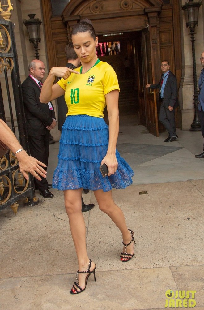 Mừng Brazil vừa chiến thắng tại World Cup, siêu mẫu Adriana Lima mặc luôn áo của đội tuyển để đến fashion week - Ảnh 3.