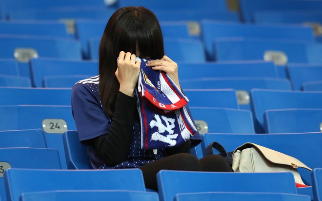 Ngưỡng mộ hình ảnh CĐV Nhật Bản vừa khóc nức nở, vừa dọn sạch rác trên khán đài - Ảnh 2.