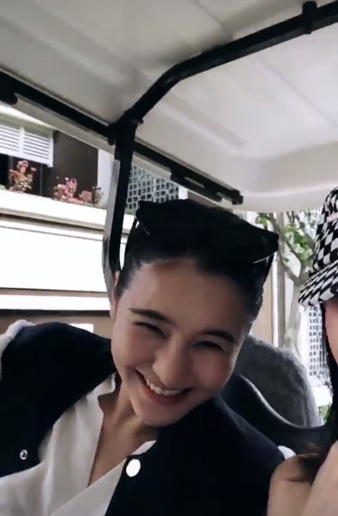 Song Hye Kyo Thái Lan Aom Sushar cười tít mắt, khoe vẻ đẹp mong manh khi đặt chân đến Phú Quốc - Ảnh 1.