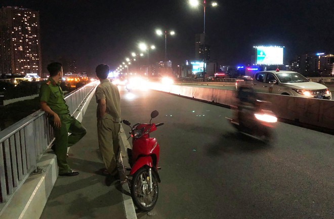 Nam thanh niên chạy xe máy lên giữa cầu Sài Gòn, không tắt máy đã leo qua lan can gieo mình xuống sông - Ảnh 1.