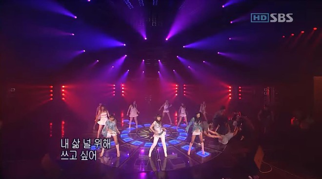 Nữ vũ c&ocirc;ng ng&atilde; co giật tr&ecirc;n s&acirc;n khấu, girlgroup Kpop vẫn biểu diễn như kh&ocirc;ng c&oacute; chuyện g&igrave; xảy ra - Ảnh 1.