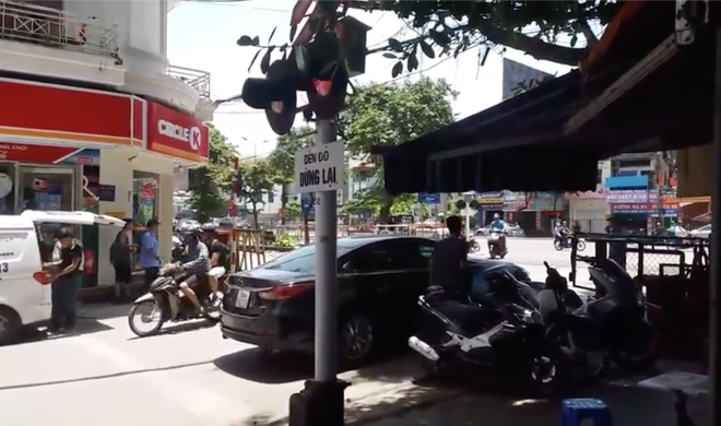 Hà Nội: Nữ tài xế đỗ ô tô chặn ngang barrier đường tàu rồi bỏ đi mất - Ảnh 2.