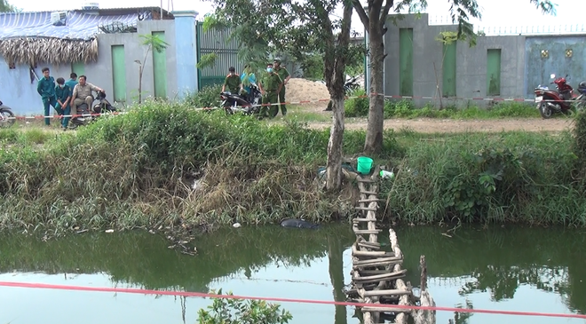 Thi thể người đàn ông tử vong dưới kênh ở Sài Gòn - Ảnh 1.