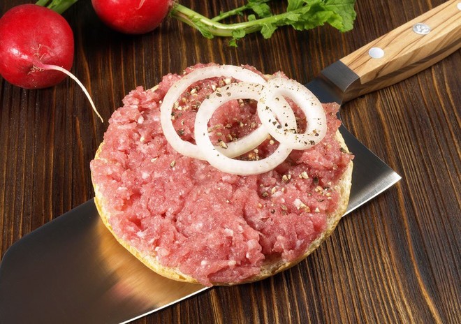 Hết Nhật, Thái, Hàn có mấy món ăn tươi nuốt sống thì Đức cũng góp vị với hamburger thịt lợn sống nghe thôi cũng ngại miệng - Ảnh 1.