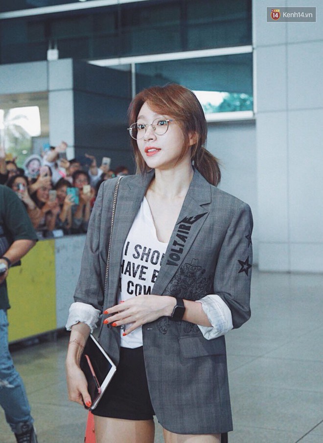 Hani đeo kính cận vẫn đẹp rạng rỡ, Junghwa khoe eo siêu chuẩn bên EXID và The Boyz tại sân bay Tân Sơn Nhất - Ảnh 10.