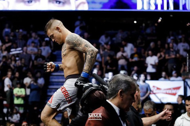 Tung liên hoàn đòn dài khó tin, võ sĩ người Mỹ nhuộm đỏ mặt cựu vương UFC - Ảnh 3. Tung liên hoàn đòn dài khó tin, võ sĩ người Mỹ nhuộm đỏ mặt cựu vương UFC - Ảnh 3.