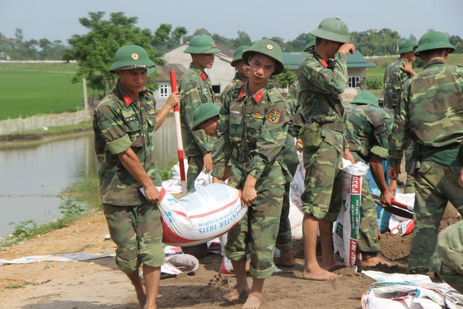 Chương Mỹ: Sẵn s&agrave;ng di dời 14000 hộ d&acirc;n trong đ&ecirc;m v&igrave; nước l&ecirc;n cao  - Ảnh 1.