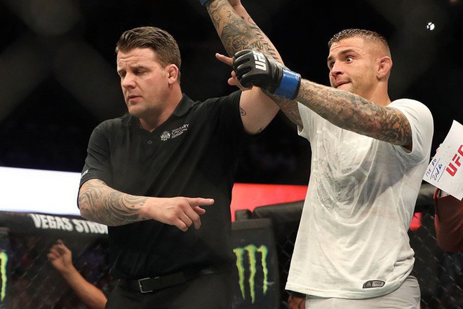 Tung li&ecirc;n ho&agrave;n đ&ograve;n d&agrave;i kh&oacute; tin, v&otilde; sĩ người Mỹ nhuộm đỏ mặt cựu vương UFC - Ảnh 12.