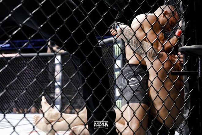 Tung liên hoàn đòn dài khó tin, võ sĩ người Mỹ nhuộm đỏ mặt cựu vương UFC - Ảnh 7. Tung liên hoàn đòn dài khó tin, võ sĩ người Mỹ nhuộm đỏ mặt cựu vương UFC - Ảnh 7.