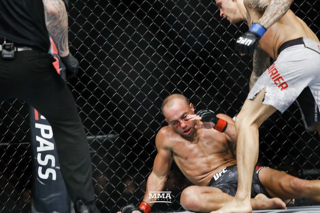 Tung liên hoàn đòn dài khó tin, võ sĩ người Mỹ nhuộm đỏ mặt cựu vương UFC - Ảnh 10. Tung liên hoàn đòn dài khó tin, võ sĩ người Mỹ nhuộm đỏ mặt cựu vương UFC - Ảnh 10.