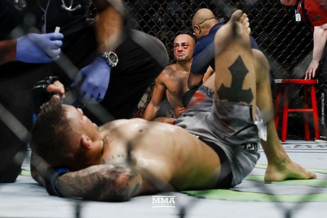 Tung liên hoàn đòn dài khó tin, võ sĩ người Mỹ nhuộm đỏ mặt cựu vương UFC - Ảnh 11. Tung liên hoàn đòn dài khó tin, võ sĩ người Mỹ nhuộm đỏ mặt cựu vương UFC - Ảnh 11.