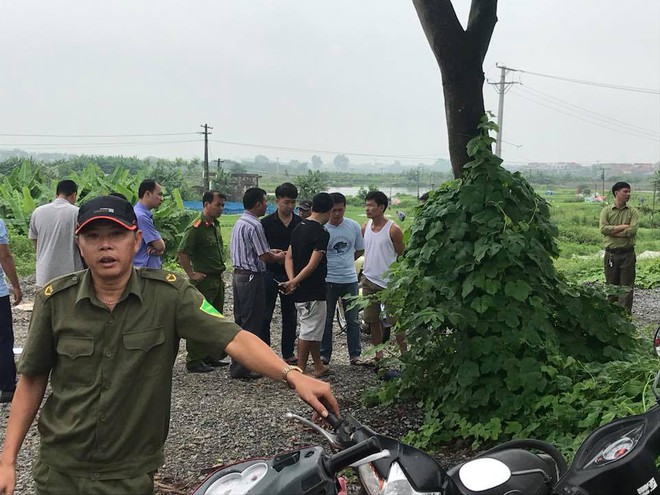Hà Nội: Bàng hoàng phát hiện nam thanh niên tử vong cạnh chiếc xe máy bên gốc cây - Ảnh 2.