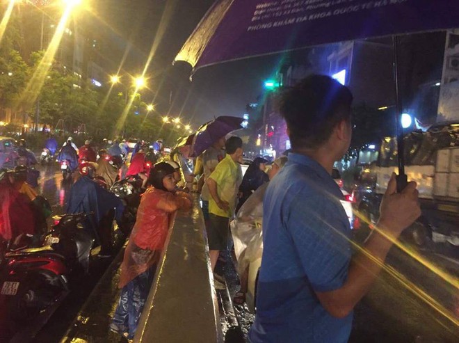 Hà Nội: Cháy ảnh viện áo cưới tại Xã Đàn, nhiều người dân hiếu kỳ dựng xe dưới lòng đường theo dõi bất chấp mưa to - Ảnh 2.