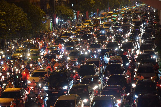Ngập hàng loạt tuyến phố ở Hà Nội, giao thông tắc nghẽn kinh hoàng suốt nhiều giờ - Ảnh 12.