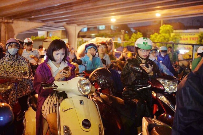 Dân công sở Hà Nội than trời trong ngày mưa ngập và tắc kinh hoàng: Có vài km mà mất tới 2, thậm chí 3 tiếng đồng hồ mới về đến nhà - Ảnh 2.