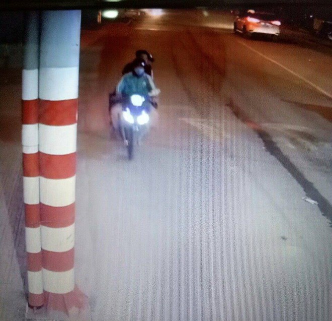 H&igrave;nh ảnh cuối c&ugrave;ng của t&agrave;i xế GrabBike chở theo 2 nam thanh ni&ecirc;n trước khi bị s&aacute;t hại - Ảnh 1.