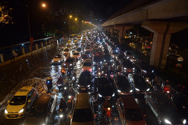 Ngập hàng loạt tuyến phố ở Hà Nội, giao thông tắc nghẽn kinh hoàng suốt nhiều giờ - Ảnh 13.