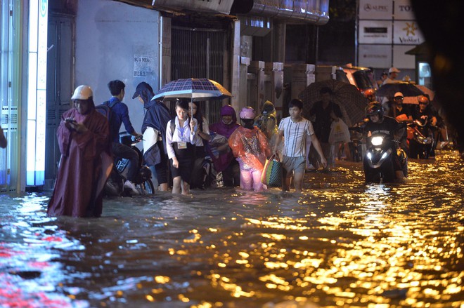 Dân công sở Hà Nội than trời trong ngày mưa ngập và tắc kinh hoàng: Có vài km mà mất tới 2, thậm chí 3 tiếng đồng hồ mới về đến nhà - Ảnh 5.