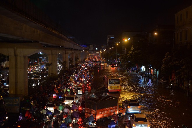 Ngập hàng loạt tuyến phố ở Hà Nội, giao thông tắc nghẽn kinh hoàng suốt nhiều giờ - Ảnh 14.