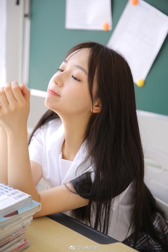 Nhan sắc của c&ocirc; bạn t&acirc;n sinh vi&ecirc;n Học vi&ecirc;̣n Đi&ecirc;̣n ảnh Bắc Kinh: Chỉ c&acirc;̀n mặc đ&ocirc;̀ng phục th&ocirc;i là đủ làm say đắm lòng người r&ocirc;̀i - Ảnh 4.