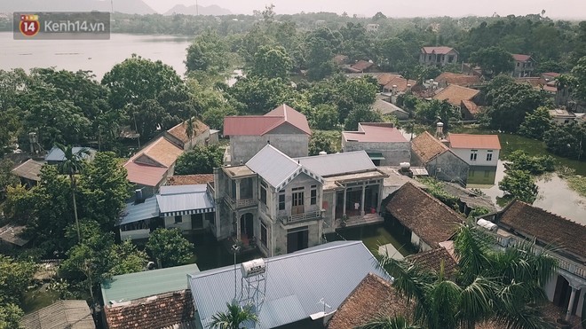 Những ngày lênh đênh ở Chương Mỹ: Trâu bò lặn ngụp, vịt trèo lên những mái nhà khi nước dâng đến tận nóc - Ảnh 2.