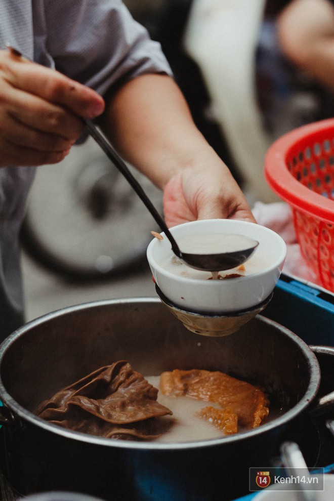 Sài Gòn có vô vàn kiểu phá lấu độc lạ, hết nước dùng trắng đục như sữa rồi lại đem đi xào - Ảnh 3.