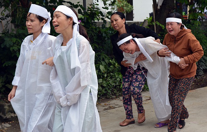Khăn tang phủ trắng nhà thờ, người thân khóc ngất trong lễ yết tổ của 13 nạn nhân tử vong trong vụ tai nạn thảm khốc