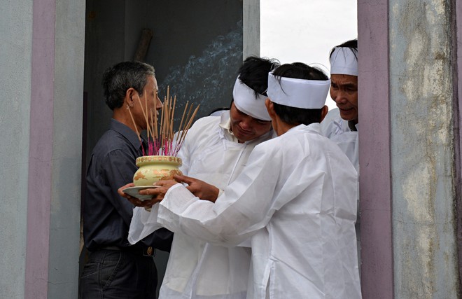 Đẫm nước mắt đại tang ở Lương Điền: Người th&acirc;n bước đi kh&ocirc;ng vững trong lễ yết tổ của 13 nạn nh&acirc;n đo&agrave;n rước d&acirc;u - Ảnh 6.