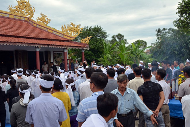 Đẫm nước mắt đại tang ở Lương Điền: Người thân bước đi không vững trong lễ yết tổ của 13 nạn nhân đoàn rước dâu - Ảnh 4.