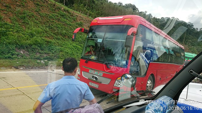 Quảng Nam: Hai xe khách đối đầu kinh hoàng giữa đèo, nhiều người la hét sợ hãi - Ảnh 2.