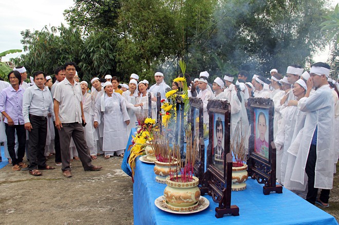 Đẫm nước mắt đại tang ở Lương Điền: Người th&acirc;n bước đi kh&ocirc;ng vững trong lễ yết tổ của 13 nạn nh&acirc;n đo&agrave;n rước d&acirc;u - Ảnh 3.
