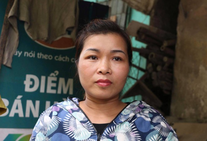 Người d&acirc;n b&agrave;ng ho&agrave;ng chứng kiến cảnh cả ng&ocirc;i nh&agrave; trượt xuống s&ocirc;ng Đ&agrave;: Từ khi ph&aacute;t hiện vết nứt đến l&uacute;c sụt chỉ khoảng v&agrave;i ph&uacute;t - Ảnh 1.